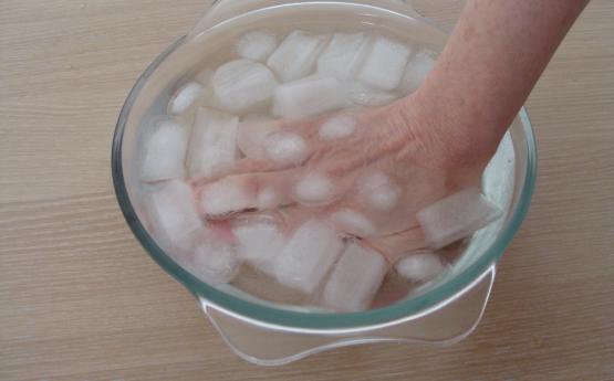 Ձեռքերը 35 վայրկյան պահեք սառույցով լի ջրի մեջ․ Տեսեք ինչ կարող եք պարզել դրանից հետո